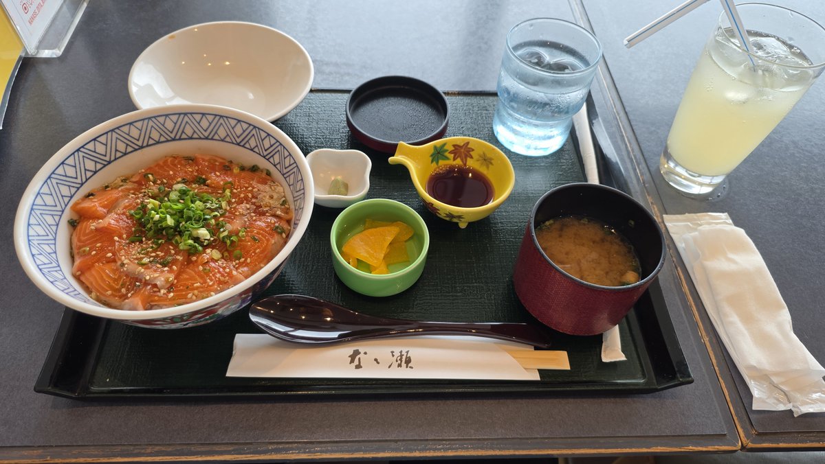 5cB_2eM_'s tweet photo. 大分空港で昼飯！
りゅうきゅう丼うまうま〜🐟 https://t.co/5JR4CLp78t
