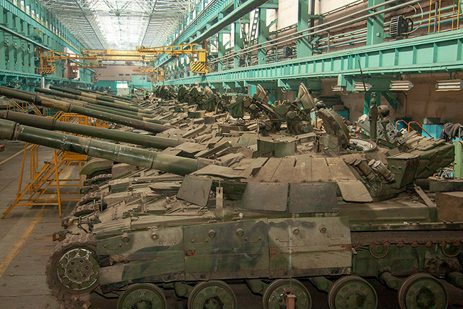 T_90AK's tweet photo. T-64BM Bulats awaiting overhauls at the Malyshev Factory in Kharkiv, Ukraine, 2010's. https://t.co/0T5omUIqaU