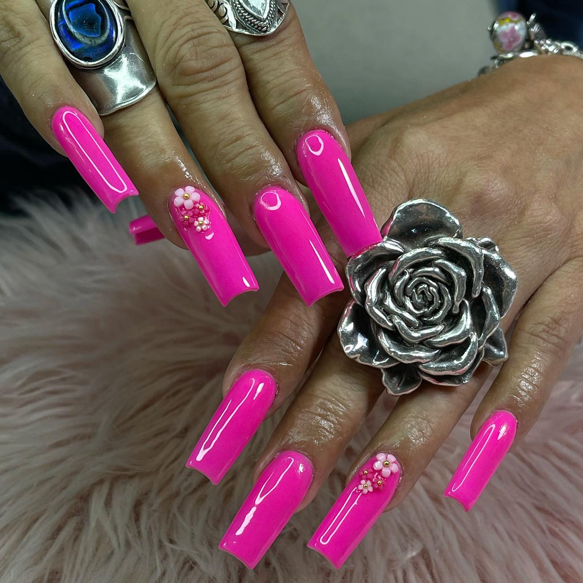DemetraChiotti's tweet photo. Hot pink vibes https://t.co/KxtyxjRXlh