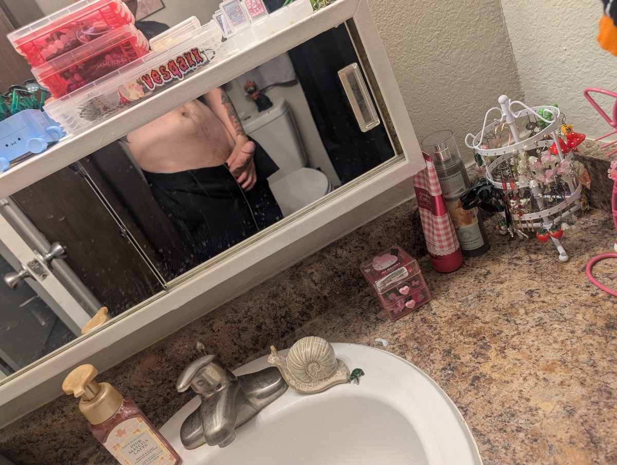 Nox_makes_art's tweet photo. Our bathroom mirror is so interesting https://t.co/15NQITcTpm