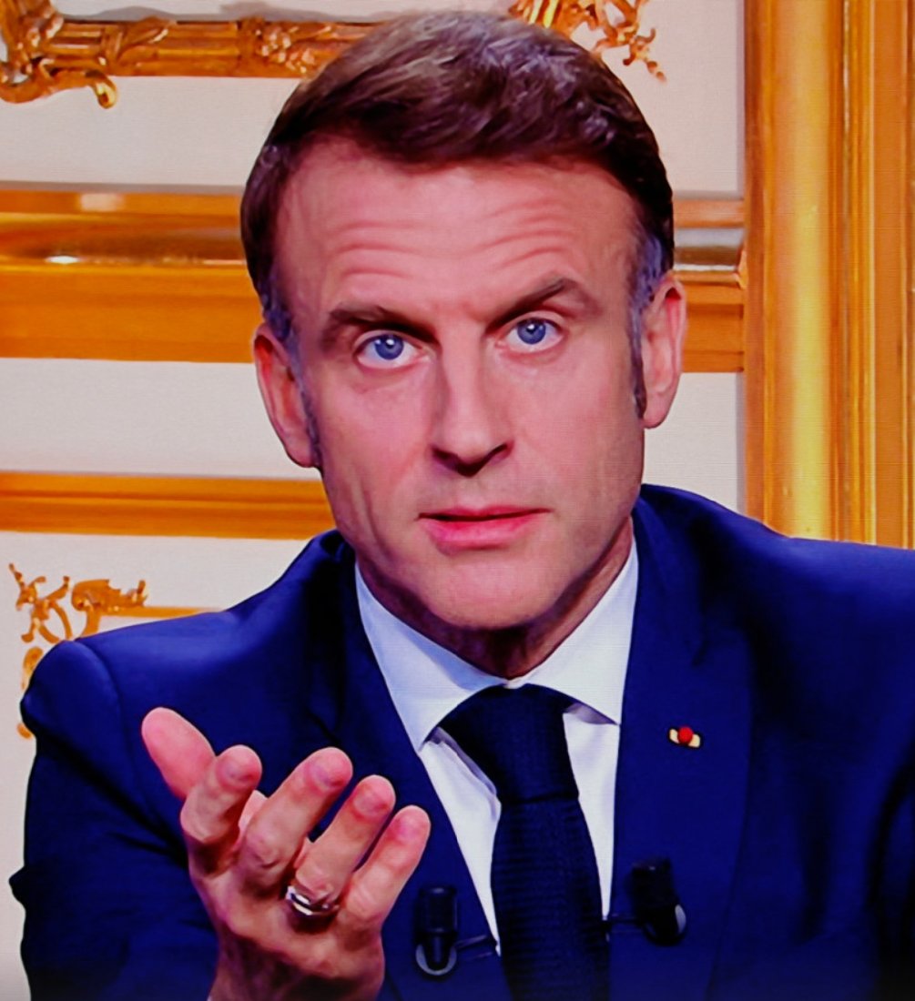 LeaBourseFR's tweet photo. Le signal envoyé est dramatique.

Vous vous souvenez de la "contribution exceptionnelle sur les bénéfices des grandes entreprises" ?

→ Elle était promise pour un an en 2025.
→ Elle a déjà été reconduite en 2026.
→ Elle sera "réexaminée" en 2027...

On vient d'apprendre que la FDJ a vu son taux d'imposition EXPLOSER depuis un an (25,7% à 42,5%).

Mais ce n'est pas le plus important : FDJ a abaissé ses objectifs de bénéfices en conséquence pour les années à venir.

(elle s'attend à ce que cette taxe soit reconduite encore et encore... même après 2027)

Difficile de lui donner tort.

"Exceptionnelle" : c'est le mot que le gouvernement utilise systématiquement pour les mesures qu'il compte reconduire. 😓

→ La TVA dite "provisoire" en 1954, dure encore aujourd'hui. 

→ Les prélèvements sociaux étaient censés être temporaires.

→ L'impôt sur le revenu aussi.