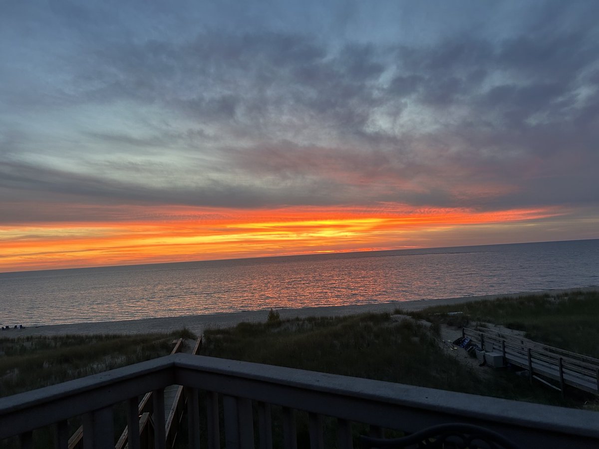 melissa_gracias's tweet photo. Last best sunset of the season. Happy Labor Day https://t.co/Rn9Ac6sskf