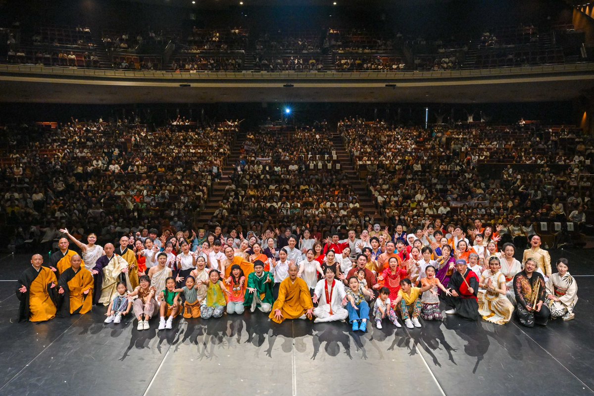 suga1371's tweet photo. ミュージカル『HERO〜空海と青年の物語〜』和歌山公演、満席の中で終演いたしました。

ご来場いただいた皆様、そして全国から見届けてくださったオンライン配信の皆様、本当にありがとうございました。

一昨日の本番を終え、お世話になった松尾先生のヨガ道場を出発し、昨日高知へ戻りました。

息つく間もなく次なるミッションへの打ち合わせに走り出し、今朝、自宅のベランダで空を見上げながら、胸にこみ上げる「ただ、ただ、ありがたい」という思いを噛みしめています。

あの日ホワイエに響き渡るボランティアスタッフの皆さんの温かな誘導の声を聞いた時の深い安心感。

舞台袖で静かに出番を待つ出演者たちの思いやりの言葉と行動に神様、ヒーローを見ました。

純真無垢な笑顔で歌い踊り、未来への希望を下さった子どもたち。

一言ひとことのセリフに魂を込めてお客様の心へと届け、作品に生命を吹き込んで下さった役者の方々。

時空を超えた約束と感じる程のご縁と出会いで、ご賛同下さりひとつのチームとして舞台を共創してくださったゲストアーティストの皆様。 

そして、誇りを持って舞台を支え抜いてくださったクリエイティブ・テクニカルスタッフの皆様。

カーテンコールのステージから見えたお客様一人ひとりの表情。あの瞬間、会場全体がひとつのエネルギーとなって未来へつながっていく確信がありました。

全ての中に
大きな意志を感じております。

ご臨席賜りました和歌山県知事の宮崎泉様、在大阪・神戸インド総領事館のディベンドラ・クマール様、和歌山市の皆様。 

高野山金剛峯寺、普賢院、蓮花院、和歌山・高知の真言宗寺院の皆様。 

雑賀実行委員長、松尾副実行委員長率いる実行委員会、「太陽ヨガチケット応援隊」、ボランティアスタッフの皆様。 

そして、43年前にスガジャズダンススタジオを創設した母・國友須賀の時代から20年もの長きにわたり温かく支え続けてくださっている和歌山の皆様。

脚本・総合プロデュースの松岡春和が紡いだメッセージと、関わってくださったすべての方々の魂の結晶が、この舞台に結実しました。

この日生まれた小さな火種が、皆様の心の中で温かく広がり、未来を照らしていくと信じております。

いただいたご縁と感謝を胸に、次なるミッションへ向けてまた歩みを進めてまいります。 

関わってくださったすべての皆様に、心より深く感謝申し上げます。

本当にありがとうございました。