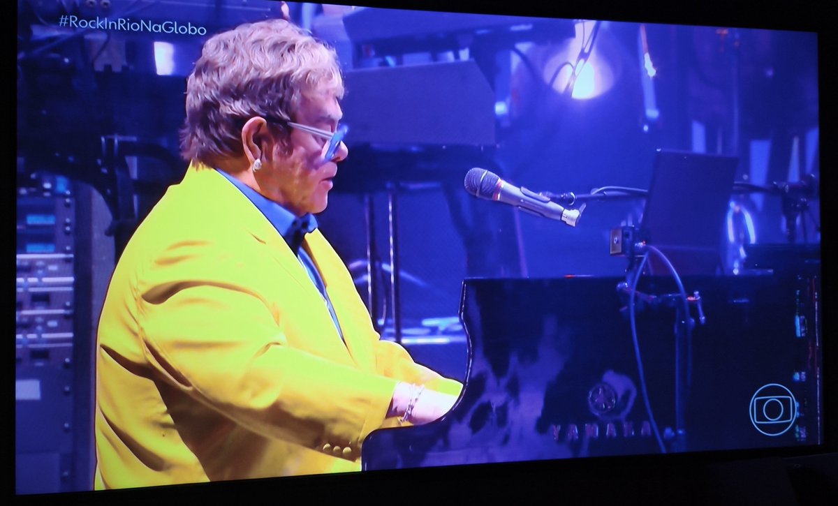 SambistaDaDepre's tweet photo. Milton Cunha tocando "Agudás" no piano, vestindo as cores da Unidos da Tijuca, enredo e escola onde foi carnavalesco em 2003

#RockInRioNaGlobo https://t.co/1KIzUQvoVW