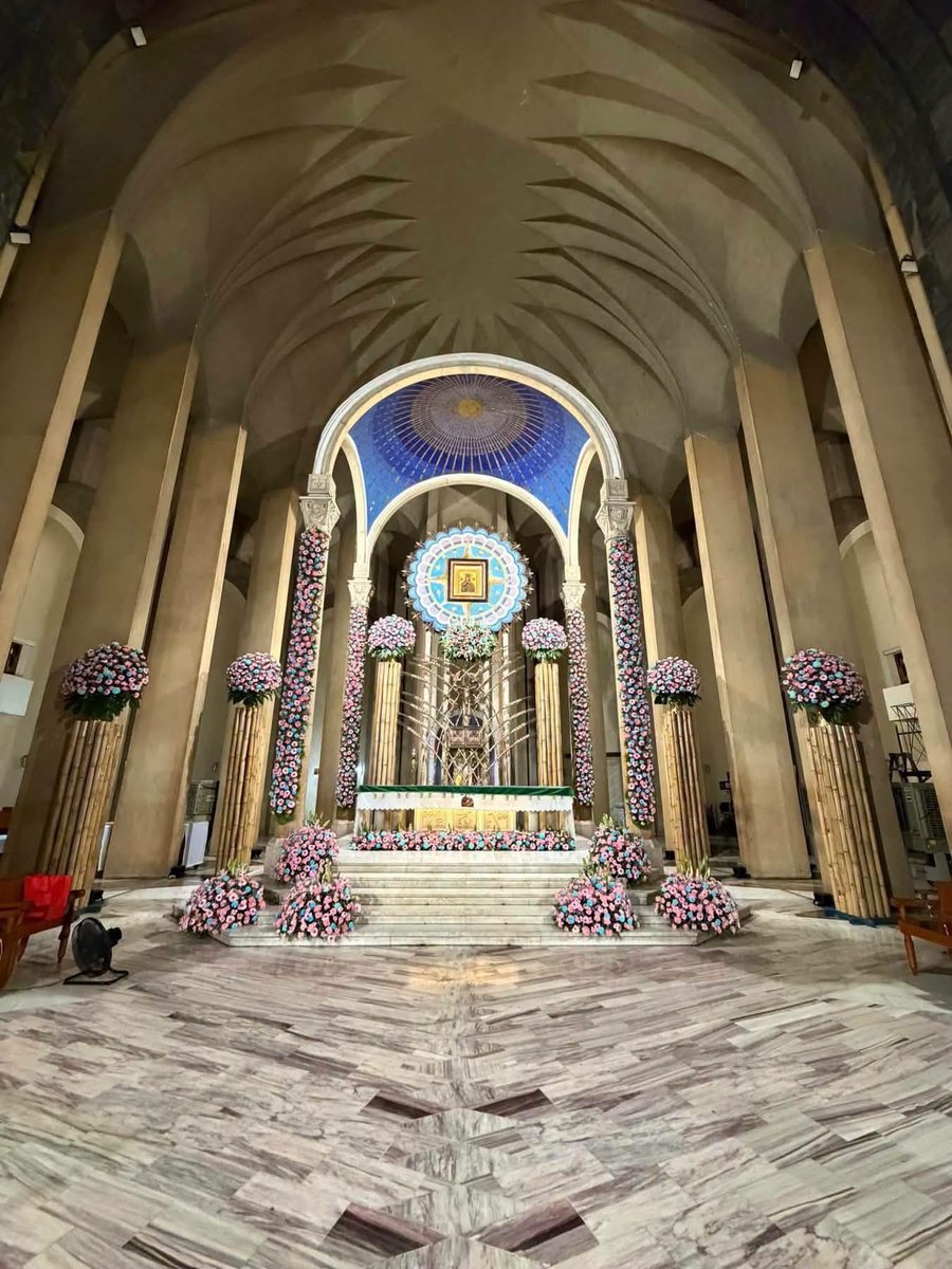 ABSCBNNews's tweet photo. BULAKLAK PARA KAY MARIA 🌸

Napuno ng mga palamuting bulaklak ang sanctuario ng National Shrine of Mother of Perpetual Help Baclaran Church sa Parañaque City ngayong Martes, Setyembre 8.

Ngayong araw ipinagdiriwang ang Kapistahan ng Kapanganakan ng Mahal na Birheng Maria. | via @jessiecruzat 

(📷: Jonas Louie Atienza Banzali/Parañaque City Tourism Office)