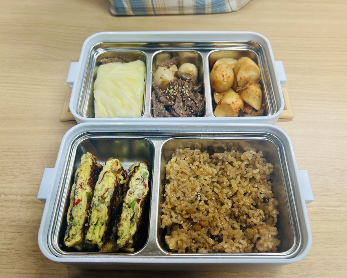 everydaykor's tweet photo. Today’s lunchbox 🍱

Brown rice, veggie egg rolls, beef jangjorim with quail eggs, kimchi, and a little boiled cabbage on the side.

Nothing fancy — just a healthy homemade lunch I packed for myself today. 😊

#Lunchbox #KoreanFood #HomeCooking #KoreanLunch #HealthyLunch #KoreanLife #EverydayKorea