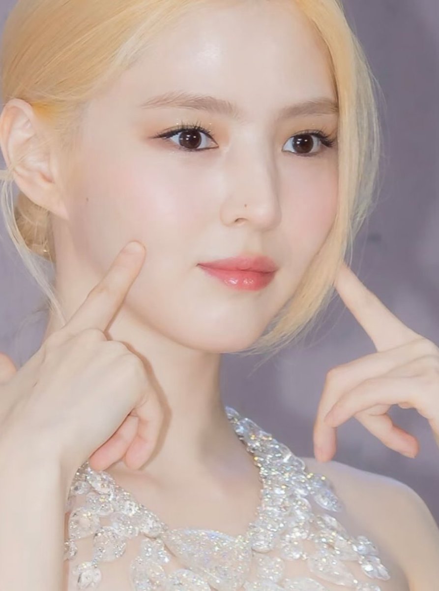 247blanc's tweet photo. 금발 한소희 보고도 별 생각 
안 들면 걍 눈 검사 받아야됨 ㅋㅋ

하이주얼리 행사 사진 떴는데
조명 직빵인데 피부가 그냥 말이 안 됨

하얀 게 아니라 ㄹㅇ 투명한 느낌
금발까지 얹으니까 분위기 걍 압살하는듯 ?

이 정도면 주얼리가 한소희 착용한 수준임 https://t.co/CjD0BBx8PR