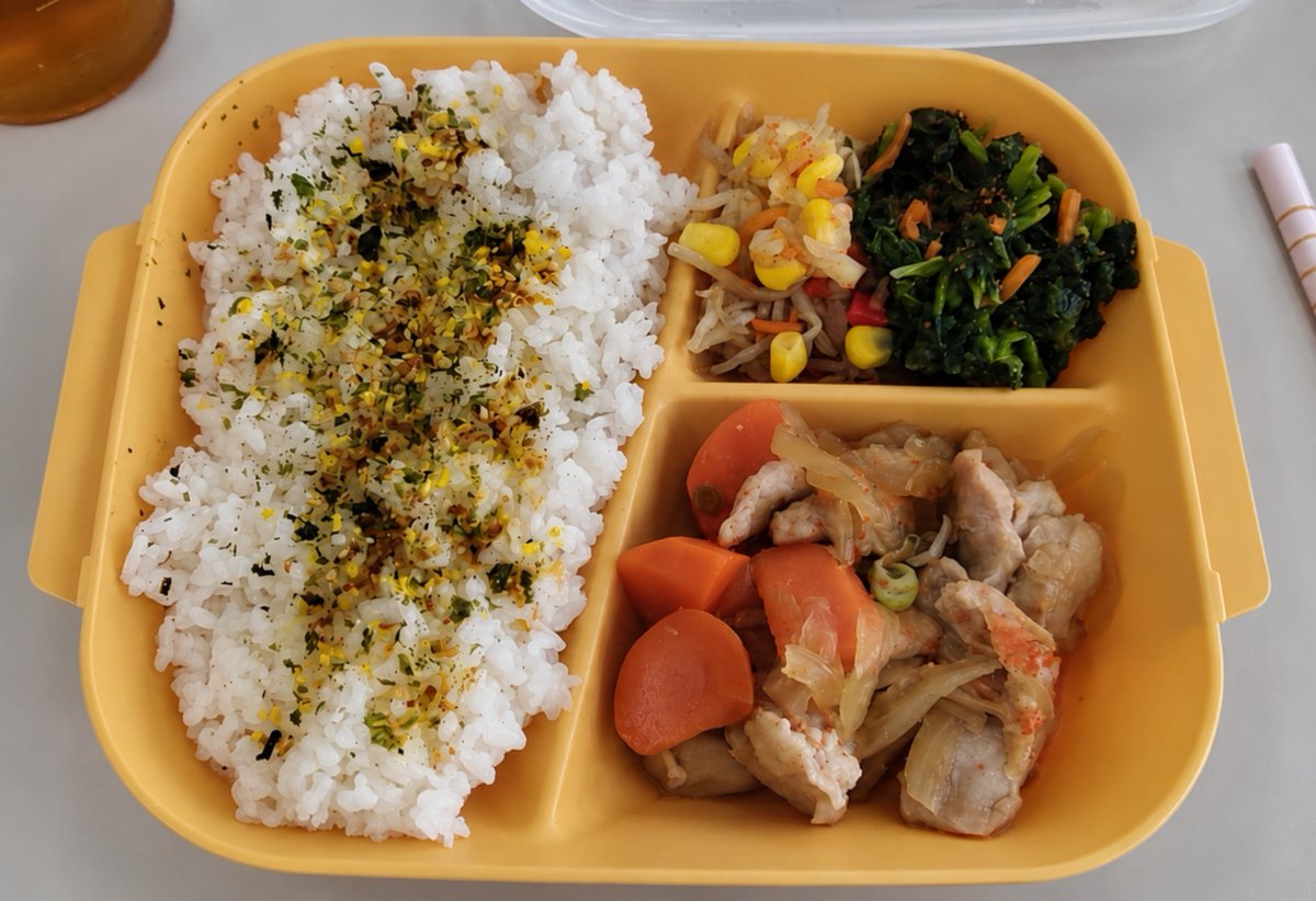 Yn9bR1's tweet photo. 本日の社食
ごはん
鶏のポン酢煮
青菜の和え物
野菜といかのソテー
味噌汁
鶏のポン酢美味かった😋 https://t.co/LHSGofkvD6