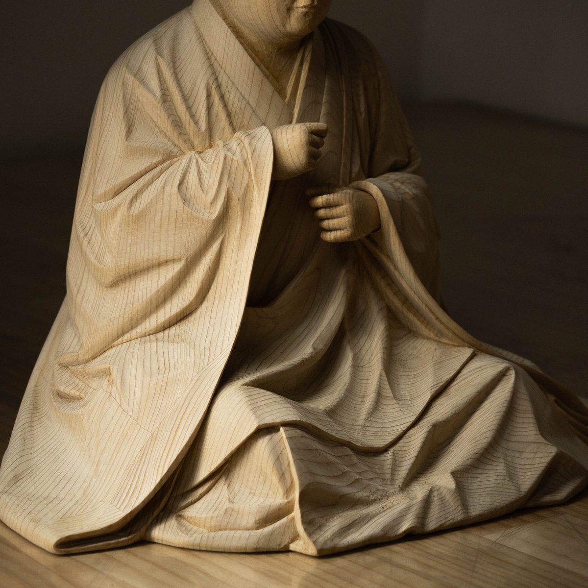 Gakyu_Miyamoto's tweet photo. 同じ木でも、柔らかい衣、硬い衣、風を感じる衣、超越的な衣、金属や革までも彫り分けてみたいと思い続けてもう20年経ちましたよ、、 https://t.co/EtDV0yR2kx