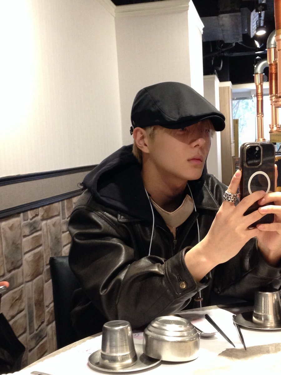 WHIB_ON's tweet photo. 우리 이정 생일 축하한다 
오늘 하루는 잔소리 안 하려고 했는데 장난이고 그냥 평소대로 하겠어 무대 위에서는 누구보다 멋있고, 무대 아래에서는 누구보다 편한 전꿀정 생일 축하해!

#WHIB #휘브 #KIMJUNMIN #김준민 https://t.co/aVDdw5Ev5U
