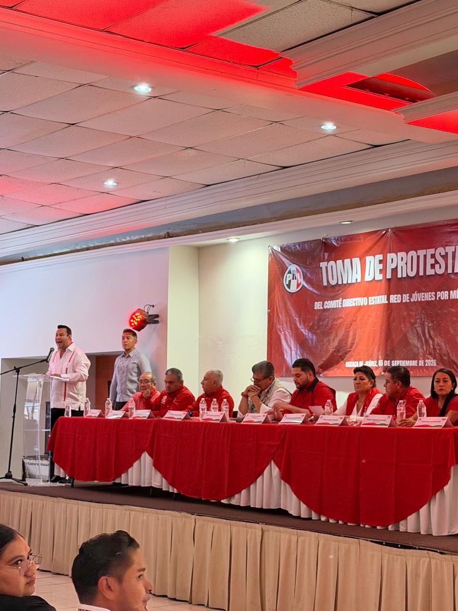 Javier_CasiqueZ's tweet photo. Quiero felicitar a mi amigo priista que recién tomó protesta como líder de la Red de Jóvenes por México. Estoy seguro que con tu liderazgo y el de @CarlosGMancilla el @PRIOaxaca_ se fortalece de frente al proceso electoral que hoy inició. ¡Enhorabuena y mucho éxito @DavidAguilarHe!