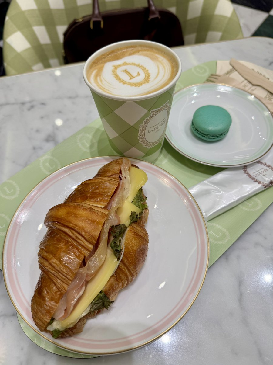 shimaribbon's tweet photo. 今日はしまみさニナスのヘッドドレスを付けたくてこんなコー���になりました🪄🧁

ヘドレ、ジャンスカ、ペチスカート→しまみさ
カットソー、ソックス、ロングドロワ、靴→しまえりのマノンローズ
リング→しま実
バッグ→jane marple

マノンの茶色いカットソーをずっと秋に着たいと思ってたんです🤗🍂 https://t.co/w6CY7yrkSZ