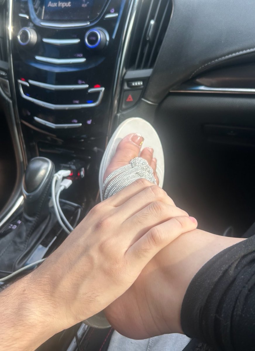 GoddessMeena99's tweet photo. this sub payed 1700 (1000$ deposit) just to hold my feet for 2 minutes then get spit on 😭😭😂😂😂 https://t.co/BjgT5Y7Bz7