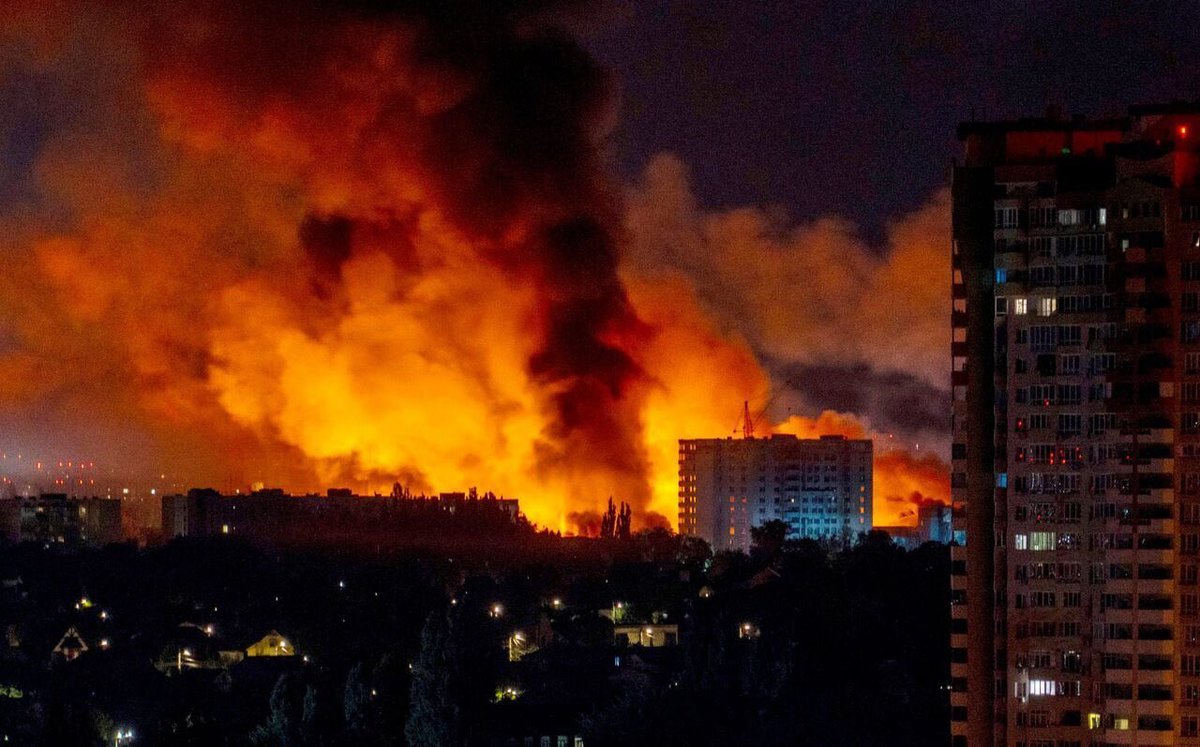 DailyIranNews's tweet photo. MAJOR EXPLOSIONS IN KIEV! https://t.co/12g2Lu3y8D