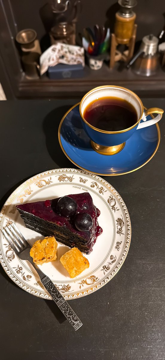 amesyo14's tweet photo. 飲み比べの後に
◆キャンベルのベルベットケーキ
香りの強いキャンベル（黒葡萄）を赤ワインで煮詰め漆黒のスポンジケーキ

●エチオピア チェルチェレ
原産国　エチオピア
生産地域　ゲデブ地区 ハンコ チェルチェレ村
品種　エチオピア在来種
精製方法　アナエロビック https://t.co/TC9J7SVaic