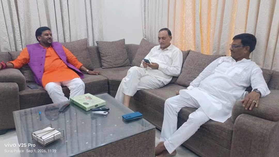 Aniltakurbjp's tweet photo. #दिल्ली_प्रवास के दौरान मुझे #जसोला गांव स्थित अपने अत्यंत प्रिय मित्र और राजनीति व जीवन के शुरुआती दिनों के साथी श्री सुरेन्दर बिधूड़ी जी के निवास स्थान पर जाने का सौभाग्य मिला।

हमारा यह संबंध कोई दो-चार साल का नहीं, बल्कि 30 साल पुराना एक अटूट और ऐतिहासिक रिश्ता है। https://t.co/FOaAMe2WtC