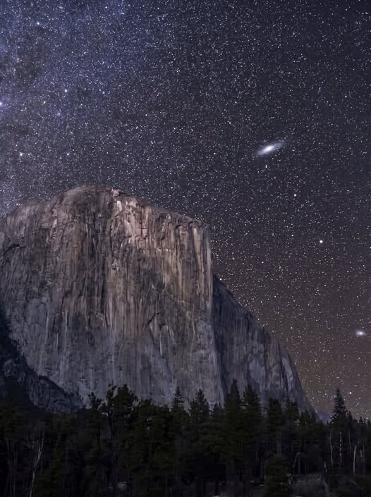 astrooalert's tweet photo. The Andromeda Galaxy seen from El Capitan in Yosemite Valley. https://t.co/2D1UYkXzri