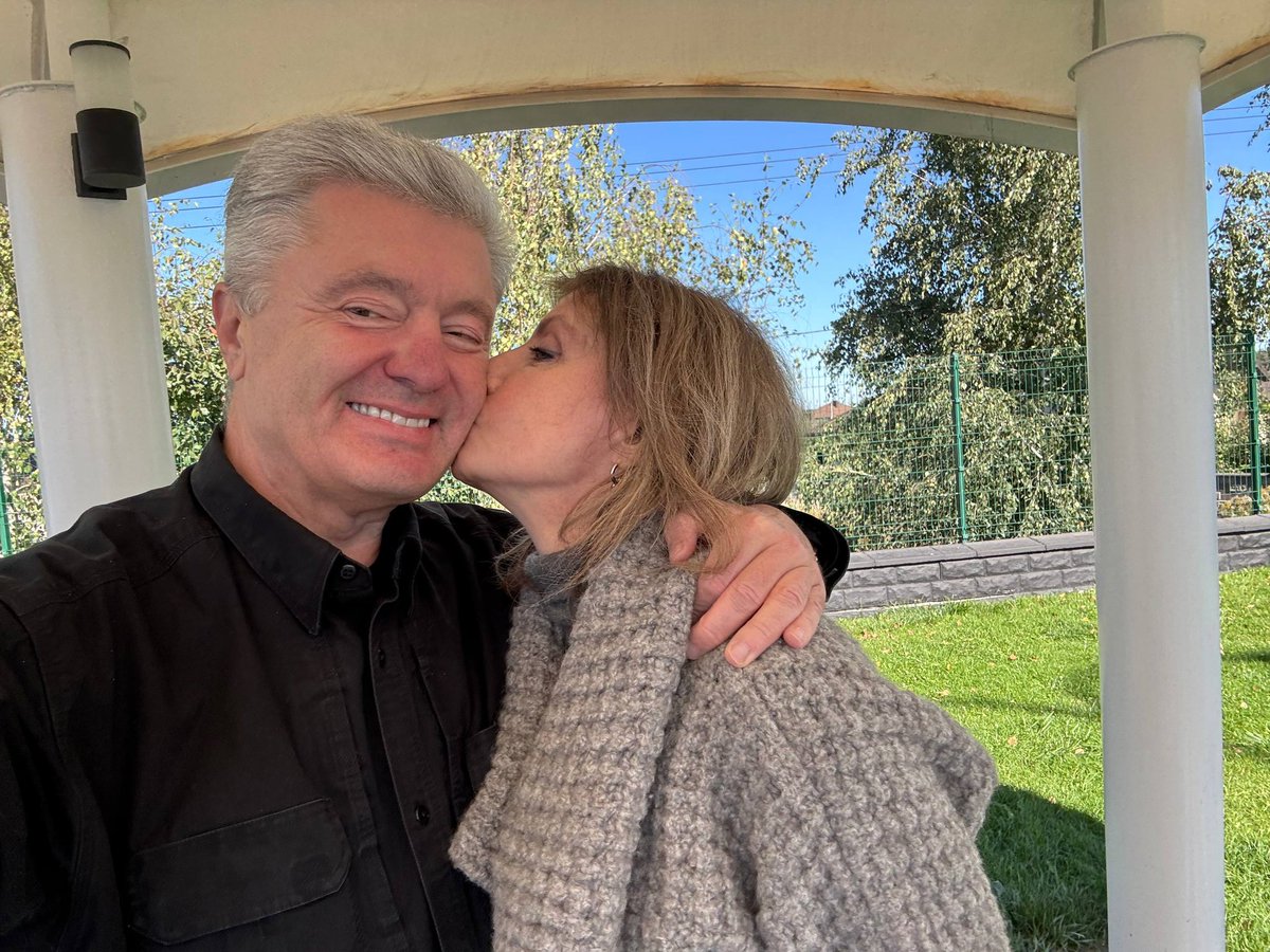poroshenko's tweet photo. Дякую за те, що ми завжди разом! Усі 42 роки.

Ціную, неймовірно люблю, дуже поважаю і знаю, що ти — найкраща ❤️ https://t.co/wG1BqxPFPv