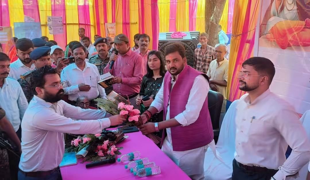 Aniltakurbjp's tweet photo. ✨ समरसता का संकल्प, विकास का नया पथ! ✨

संत शिरोमणि श्री गुरु संत रविदास जी की 650वीं जयंती वर्ष के उपलक्ष्य में बिहार सरकार द्वारा आयोजित 'श्री गुरु संत रविदास समरसता संकल्प अभियान' आज पूर्णिया के जलालगढ़ प्रखंड में सम्मिलित हुआ।

#बिहारसरकार #पूर्णिया #जलालगढ़ #जनकल्याण https://t.co/UGiYman3jz