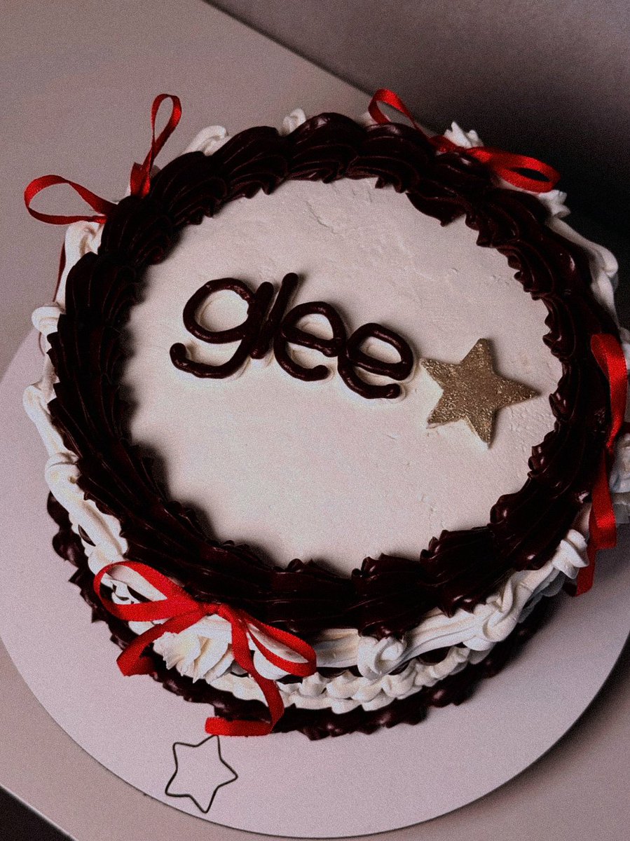 https_tesch's tweet photo. @lukenostalgic Meu niver desse ano foi de Glee e do ano passado foi 5SOS https://t.co/ipoHoP6O9q