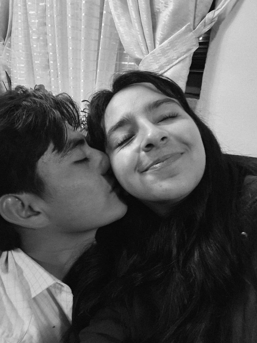 _monsehg's tweet photo. regrese feliz por trabajar en un lugar que me gusta pero también sentimental al darme cuenta de que van a ser menos los ratos para estar y hablar con mi Nolasco aunque sé que estamos viendo por nuestro futuro, nuestras metas y terminando la carrera juntitos 💘 https://t.co/2G59f2CizG