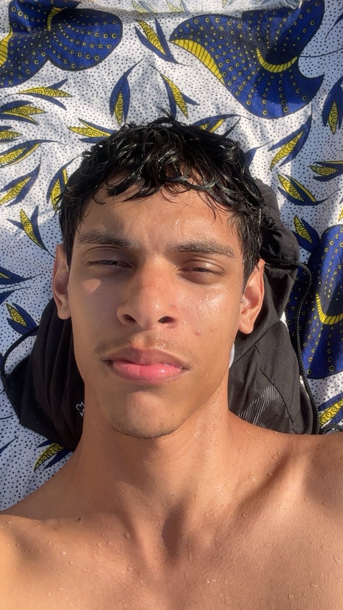 syraxn's tweet photo. Nunca consigo abrir o olho pra tirar uma foto quando estou na praia, o sol da Bahia é muito quente https://t.co/IUudGnj52W