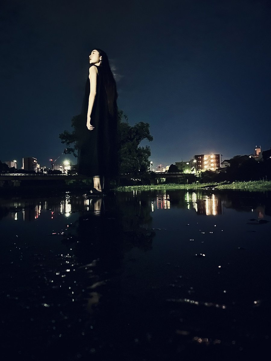 aiueoetsu's tweet photo. 夜中に水溜まりの上を駆け回る不審な行動を見かけたら教えてください。
だいたい私です。 https://t.co/7PNUw6mimz