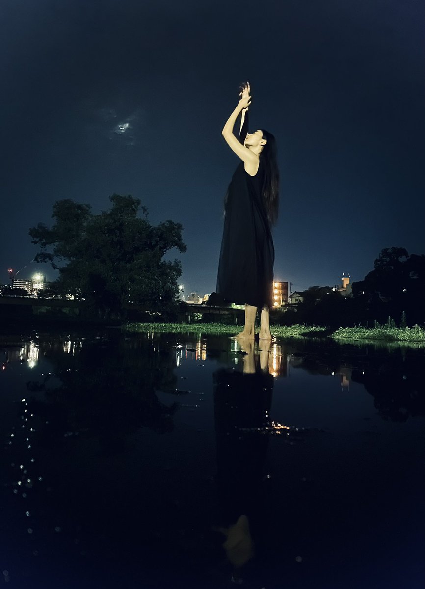 aiueoetsu's tweet photo. 夜中に水溜まりの上を駆け回る不審な行動を見かけたら教えてください。
だいたい私です。 https://t.co/7PNUw6mimz