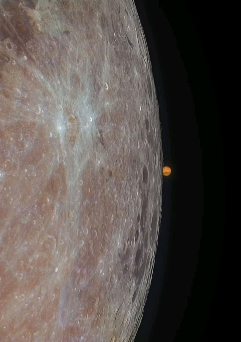 astrooalert's tweet photo. The moment Mars peeked out from behind our moon. https://t.co/BmFFQd343I