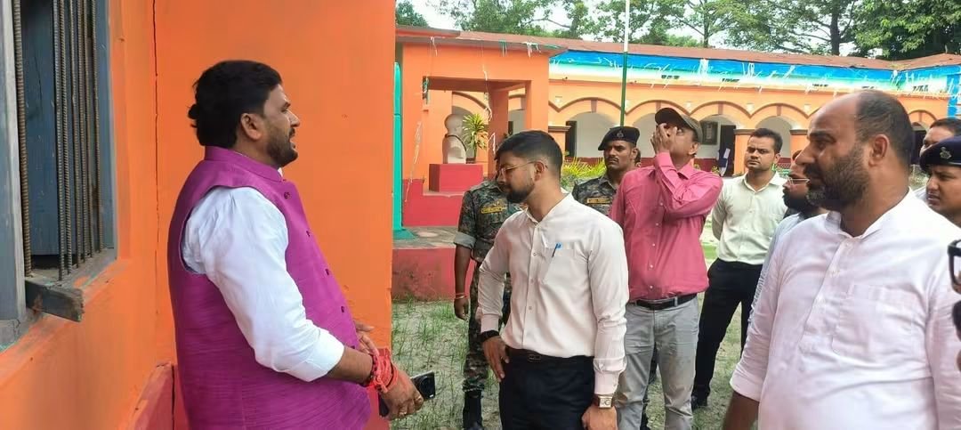 Aniltakurbjp's tweet photo. पूर्णिया जिले के कसबा विधानसभा अंतर्गत सरस्वती विद्या मंदिर परिसर का आज एक महत्वपूर्ण निरीक्षण किया।  क्षेत्र के विकास और शिक्षा व्यवस्था को सुदृढ़ करने के उद्देश्य से पूर्णिया के DM श्री अंशुल कुमार एवं कसबा के माननीय विधायक श्री नीतेश कुमार सिंह मुख्य रूप से उपस्थित रहे। https://t.co/ZbzyXQvgTE