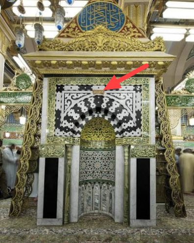 Drdhiaattar's tweet photo. اوضح لمن التبس عليهم الأمر فى مصلى النبى ﷺ فى الروضة الشريفة
هذاالمحراب هو عين موقف النبي ﷺ ومصلاه فى مسجده وقد بنى هذا المحراب على مصلاه حرفياالملك الاشرف قايتباي وكتب على هرم عقدالمحراب هذه العبارة (هذا محراب رسول الله ﷺ) كما ترى واما الرخامتان فليستا على شي من موقف النبي ﷺ https://t.co/tWBClibbZP