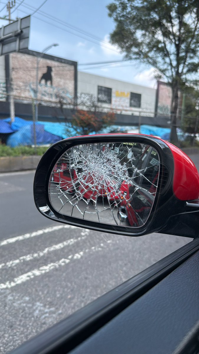 grisallan's tweet photo. @TendenciasMX Justo me pasó eso la semana pasada. Un motociclista decidió romper mi espejo retrovisor, lo hacen con alevosía y ventaja. No se vale que anden entre los carros rompiendo y pensando que nunca les va pasar nada. https://t.co/4AK3Y1cboo