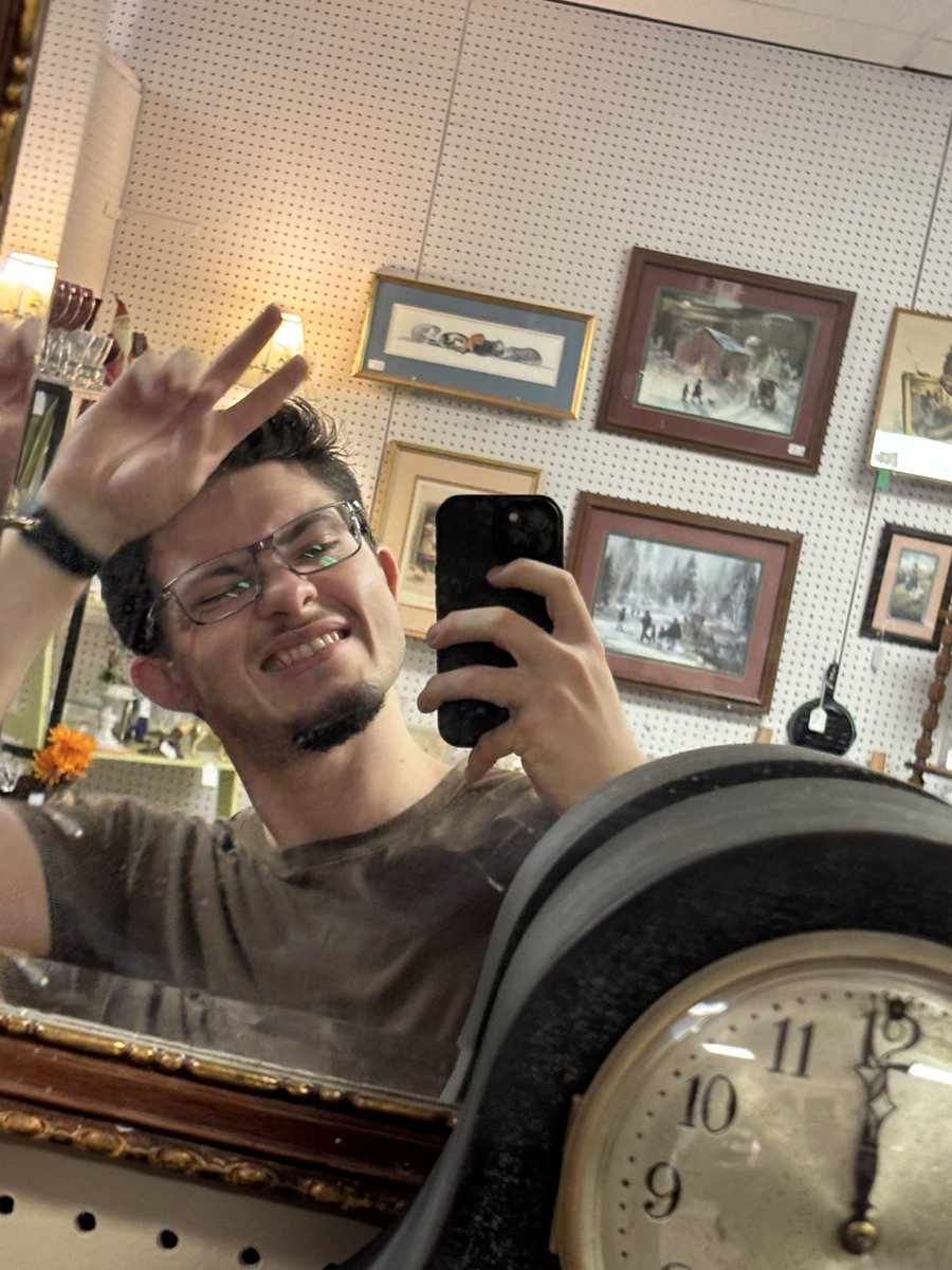 bartdchestnut's tweet photo. taking pics in antique mirrors 🪞 >> https://t.co/dZkaegsOEU