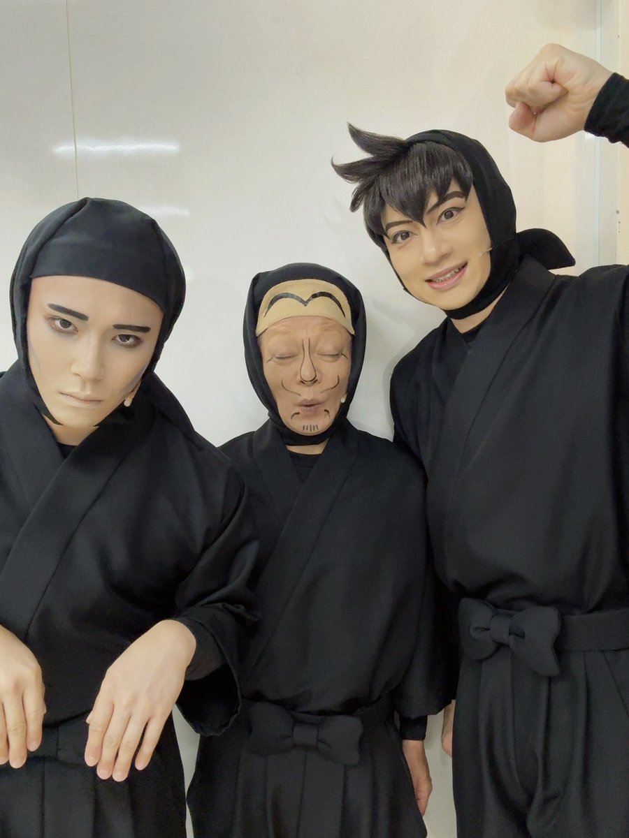 ikko0305cho's tweet photo. この先こんなにたくさんの教師陣で撮れることはあるのでしょうか...
山田先生にもいて欲しかった〜
斜堂先生、吉野先生、土井先生、大集合
なんかもう真っ黒だね。

#忍ゲキ第4期 https://t.co/VpJh7k0Uug