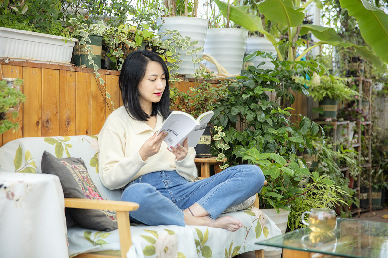 SolanllyOrTiiz's tweet photo. Lazing on the balcony with iced lemon tea and a good book—this is the perfect slow afternoon. https://t.co/D3XXUJpbeP