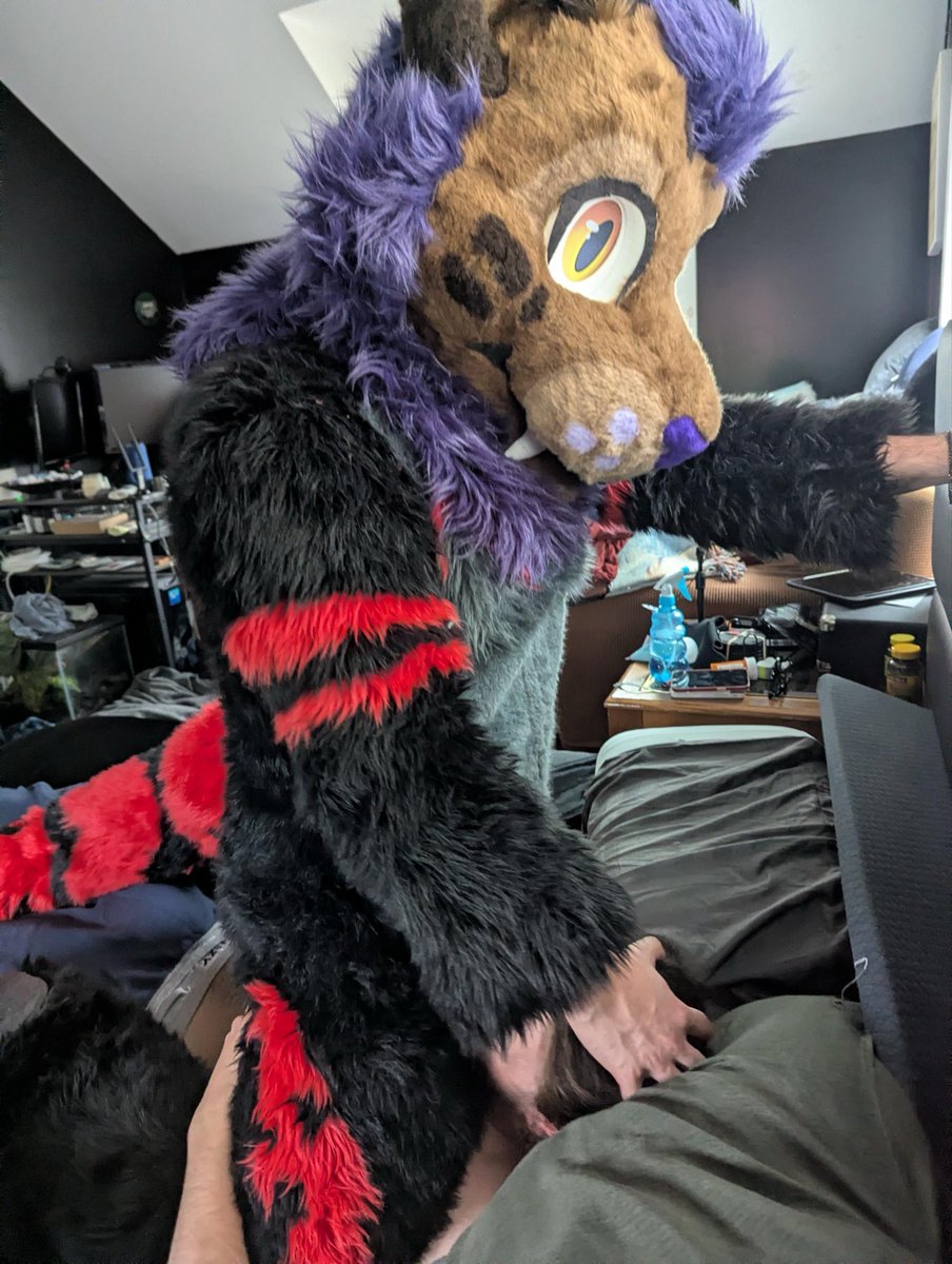 ItsBinxOnX's tweet photo. Nothing like huffing bulge in fullsuit first thing in the morning~

🍆 —->@RixTW_AD 
📸 —-> @GoodboyGunnerAD https://t.co/e21REBg48g