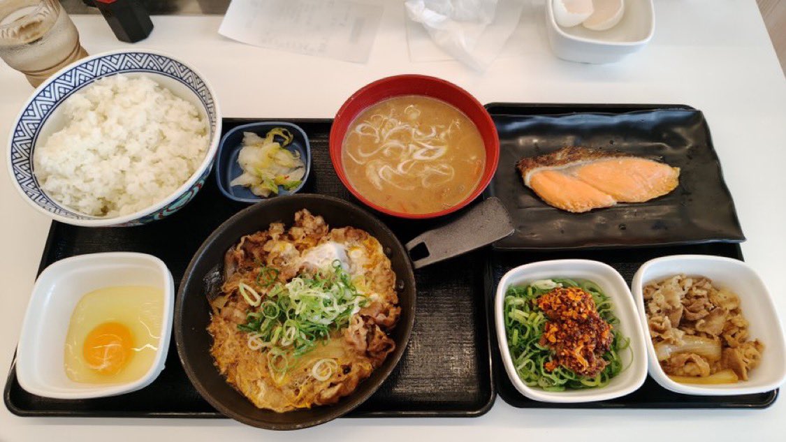 _wesley_sam's tweet photo. よっしーの月見御膳食べて来ました🍳

 美味しかったけど食べ方ちょっと失敗してたw 写真映え意識して卵とじに生卵を初っ端からINしてしまった🍳（しかも入れた途端に潰れたw）

 卵とじでご飯1杯、卵と鮭と牛小鉢で2杯目というふうに食べればバランスよく食べれてたはずw https://t.co/FkoJvTRabh