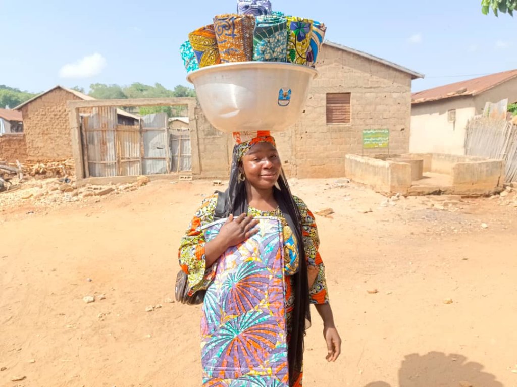 anvt_togo's tweet photo. Fida est une #VEC à Bafilo. Elle s'est lancée dans le commerce des pagnes grâce à son volontariat. Pour elle, l’autonomie signifie s’affranchir de la dépendance aux seuls revenus de son conjoint et prendre en main l’avenir de sa famille.

https://t.co/1YScrYCMrN https://t.co/xnLF0OnNXw