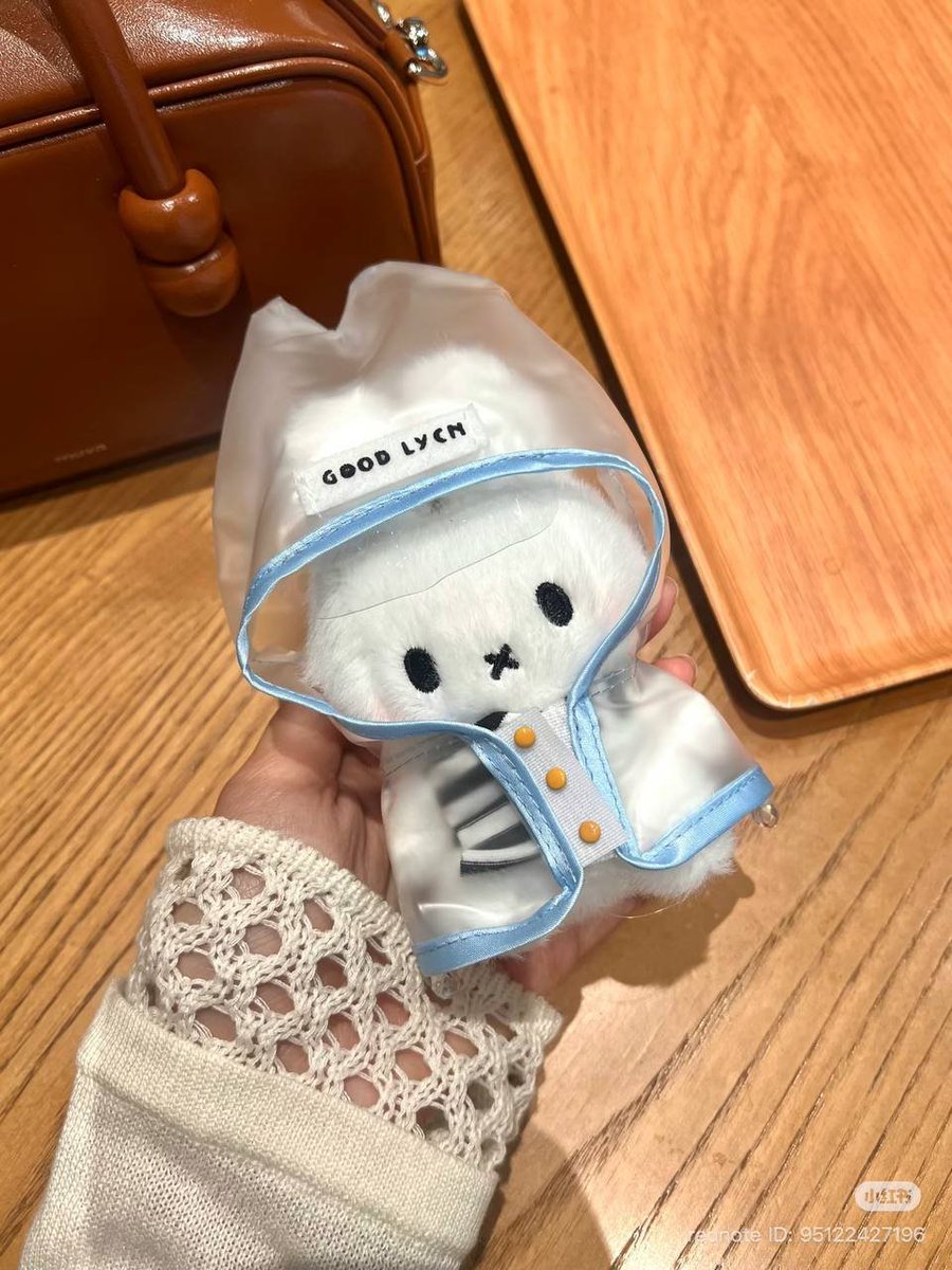 xxxirraaa's tweet photo. PLISSS INI LUCU BANGET😭
BAG CHARM MIFFY PAKE JAS HUJAN 🐰🌧️ https://t.co/efoFh8dU6o