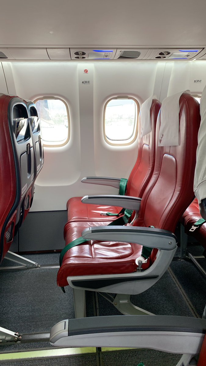 flyyukiAIR's tweet photo. 天草エアライン MZ802 伊丹▶︎熊本

昨年熊本まで行った際利用しました。1機しか運用していないため市販のファイルに入った機内誌などとてもアットホームで面白かったです😊
悪天候でドリンクサービスはありませんでしたが降機の際お菓子とジュースをいただきました🍊︎︎👍🏻︎︎ https://t.co/DcUu96fNE7
