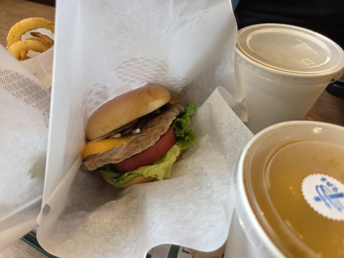 Ninjajamaru's tweet photo. 先輩とモスバーガーへ
月見関連の商品は明日からだった🌝
また食べに行かねばならぬ https://t.co/1zRswKLHo6