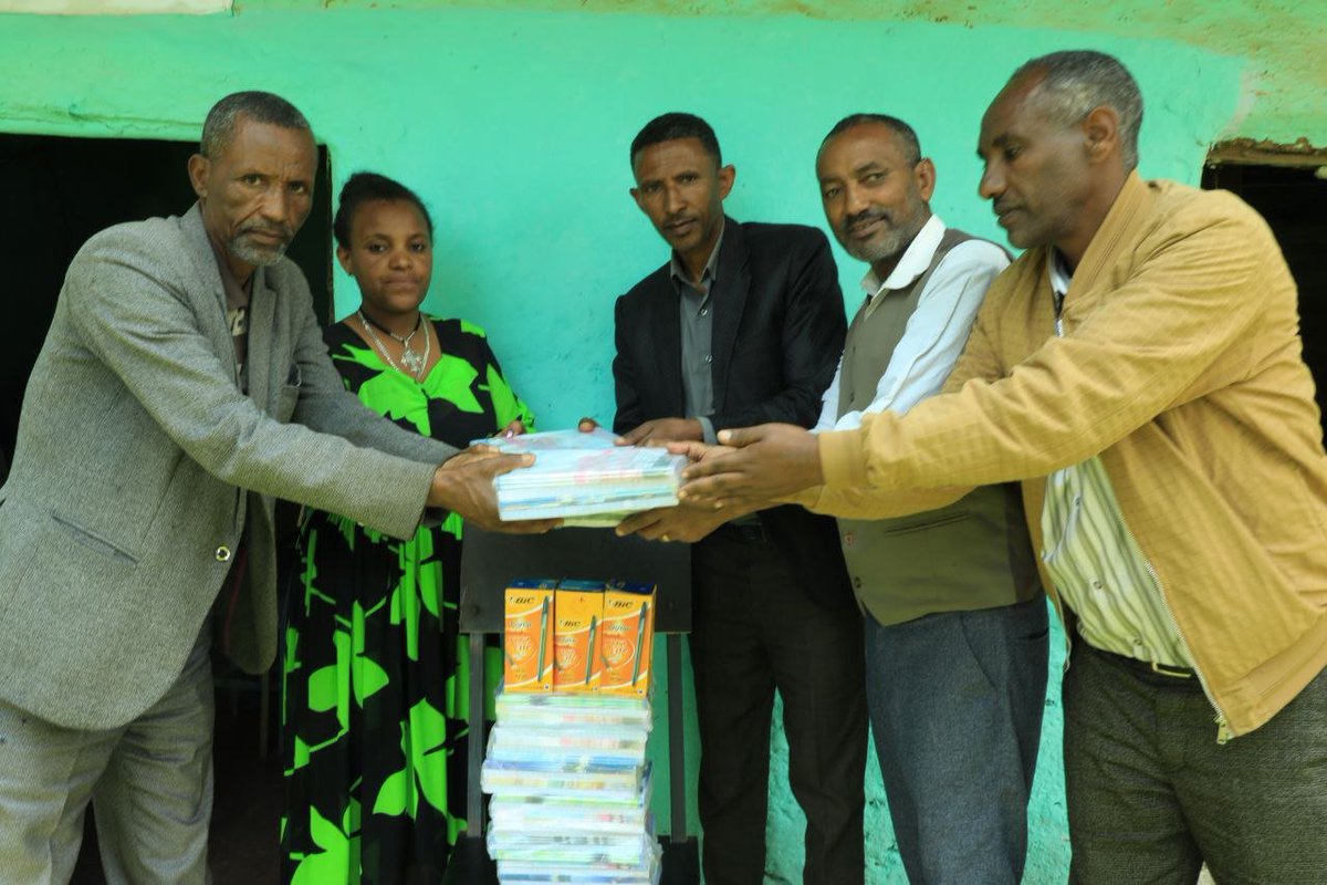 ankeshacom12's tweet photo. ✍️ አንድ ደርዘን ደብተር የህፃናትን የነገን ህልም ያሳካል!!

የአንከሻ ጓጉሳ ወረዳ ውሃና ኢነርጂ ጽህፈት ቤት 10 ደርዘን ደብተርና 3 ፓኮ እስክርቢቶ ለአንከሻ ጓጉሳ ወረዳ ሴቶች ወጣቶችና ማህበራዊ ጉዳይ ጽህፈት ቤት አስረክበዋል። https://t.co/A4njqgUVX8