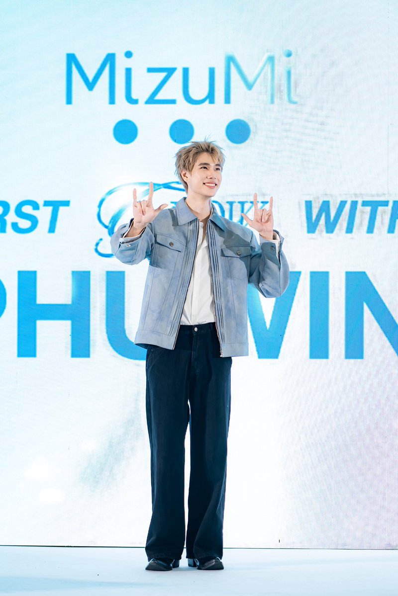 GMMTV's tweet photo. “ภูวินทร์ ตั้งศักดิ์ยืน” ร่วมงาน “MizuMi First Glow with Phuwin” ที่ Blue Atrium, Sunway Pyramid ประเทศมาเลเซีย เมื่อวันที่ 6 กันยายนที่ผ่านมา โดยในงานมีแฟนๆ มาต้อนรับ ‘ภูวิน’ อย่างอบอุ่น

#MizuMiFirstGlowWithPhuwin
#MizuMixPhuwin
#phuwintang @phuwintang 
#GMMTV https://t.co/4AGwkmgiTe