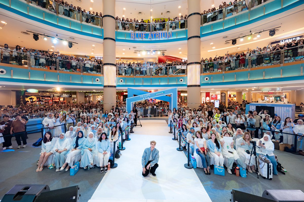 GMMTV's tweet photo. “ภูวินทร์ ตั้งศักดิ์ยืน” ร่วมงาน “MizuMi First Glow with Phuwin” ที่ Blue Atrium, Sunway Pyramid ประเทศมาเลเซีย เมื่อวันที่ 6 กันยายนที่ผ่านมา โดยในงานมีแฟนๆ มาต้อนรับ ‘ภูวิน’ อย่างอบอุ่น

#MizuMiFirstGlowWithPhuwin
#MizuMixPhuwin
#phuwintang @phuwintang 
#GMMTV https://t.co/4AGwkmgiTe