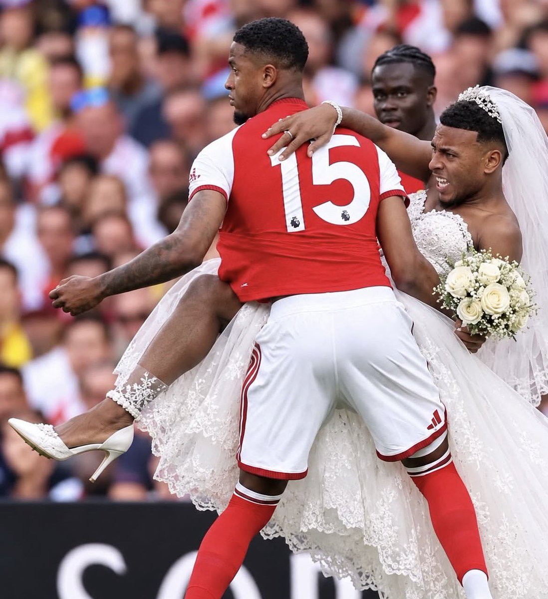 dlanor_jay's tweet photo. Arsenal fans are doing too much 😭 https://t.co/Lc7gkRZXPV
