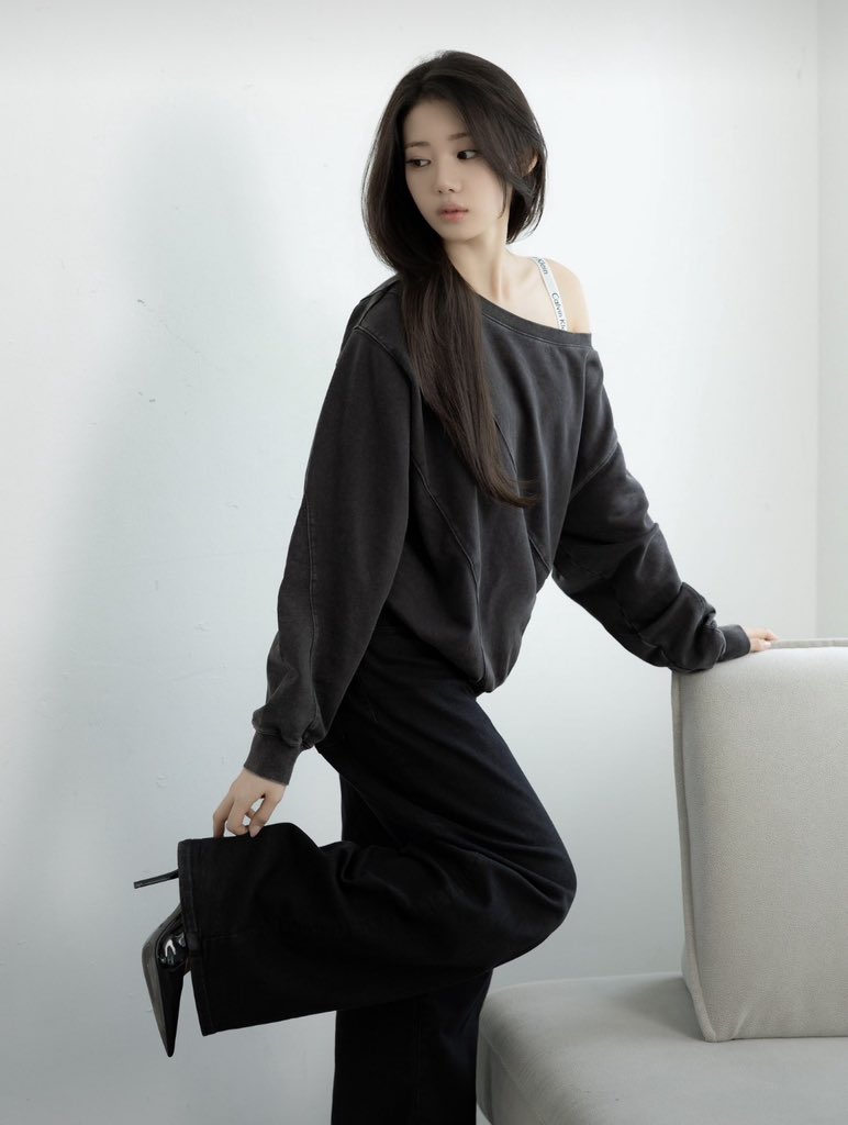 base_rora's tweet photo. BABYMONSTER’s RORA  stuns in a new photo for Calvin Klein

#RORA #李茶仁 #로라 #ローラ
#BABYMONSTER #베이비몬스터 https://t.co/Ru5luJWWjs
