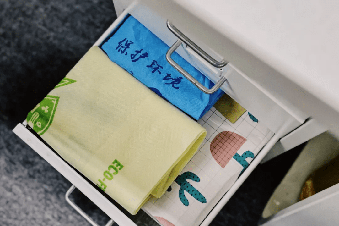 YusufCakmalvrx's tweet photo. Tackling your old clutter this weekend Pro tip: Sort by "keep, donate, toss" first to make space for what truly matters. Don’t let old items hold you back from a tidy, fresh start!， https://t.co/VukGpfk4Dx