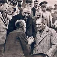 Ateology_X's tweet photo. Freud diyor ki, Atatürk insanlığın sanatçısıdır!

Britanya İmparatorluğu’nun varoluş hikâyesini irdelerken, yakın tarihle ilgili inanılmaz bir bilgiyle karşılaştım.

Bu bilgi şu ana kadar neden Türkiye’de bilinmez diye içten içe hayıflandım.

Sonra da bu bilgiyi, 15 yıldır tanıdığım BBC çalışanı arkadaşıma ve Kraliyet Sarayı’nın tarih direktörüne teyit ettirdim.

Yıl 1936.

İngiltere Kralı VIII. Edward Türkiye’ye geliyor. Atatürk tarafından ağırlanıp uğurlanıyor.

Kral, Londra’ya dönünce Kraliyet Sarayı’nda tarihçilere ve düşünürlere sekiz saat süren bir yemek veriyor.

Düşünür ve tarihçiler Kral’a:

“Bize Mustafa Kemal Atatürk’ü anlatın.” diyorlar.

Kral anlatıyor, herkes düşüncelerini sıralıyor.

Son sözü Freud alıyor.

Sigmund Freud, psikanaliz biliminin kurucusu, dünyaca ünlü nörolog ve psikolog.

Freud, aşkı tarif ederken “Aşk cinselliği içerir.” diyen düşünür…

Aynı Freud, 1939 yılında ölmeden bir yıl önce, “aşkın tarifinde yanıldığını itiraf ediyor.”

Sebebi ise bir karga!

Hasta yatağında yatarken, kırık penceresinden gagasında bir adet cevizle içeri bir karga giriyor.

Cevizi Freud’un başucuna bırakıp pencerede yarım saat melul melul Freud’u seyrediyor ve uçup gidiyor.

İşte o an Freud:

“Aşk cinsellikten öte bir duyguymuş.” diyor.

Burası çok önemli!

Freud, yemekte son sözlerini Atatürk için sıralıyor:

“Hangi dilden, hangi dinden, hangi topraktan olursan ol, Atatürk’ü sevmemek mümkün mü?

Aşk, duygular ötesi bir sanatsa, Atatürk de bir insanlık sanatçısıdır.” diyor.

Kral:

“Neden böyle kesin ve keskin düşünüyorsun?” diye soruyor.

Freud:

“Atatürk esir aldığı komutanlara insanca davrandı.

Esir aldığı bayrakları çiğnemedi, çiğnetmedi.

Esir aldığı halklara saygı duydu.

O, sadece toprağını korudu.

Ülkesini ve milletini sevdi, onlar için savaştı.

Tüm insanlığa, mazlum milletlere örnek oldu.

Emperyalizme ‘dur’ dedi.

Çağdaş düzeni kurdu.

Özgürlükleri, inançların serbestliğini, kadınlara seçme ve seçilme hakkını, bilimi, doğanın korunmasını ve sanatı ön plana çıkardı.

Daha ne yapsaydı biz evrensel bilim insanlarına?”

Freud böyle sıralıyor düşüncelerini.

Şimdi gel de Atatürk’ü sevme!

Hangi hakla, hangi vicdana dayanarak sevmeyeceksin, be kardeşim?

Hele de yüz yıl geriye yüz tutmuş bugünün zihniyetine karşı!

Türk kanı, Müslüman kanı taşımayan ama insanlık kanı taşıyan Freud’a gel de hak verme!

Tespit ettiğim, teyit ettirdiğim bu bilgi ve bu yazım;

mevcut tarihçilerimize,

bilim insanlarımıza,

siyasetçilerimize,

sanatçılarımıza,

tüm halkımıza…

Kısacası, Atatürk’ün ekmeğini yiyen herkese KAPAK OLSUN!

İsmet Orhan

17 Mart 2022