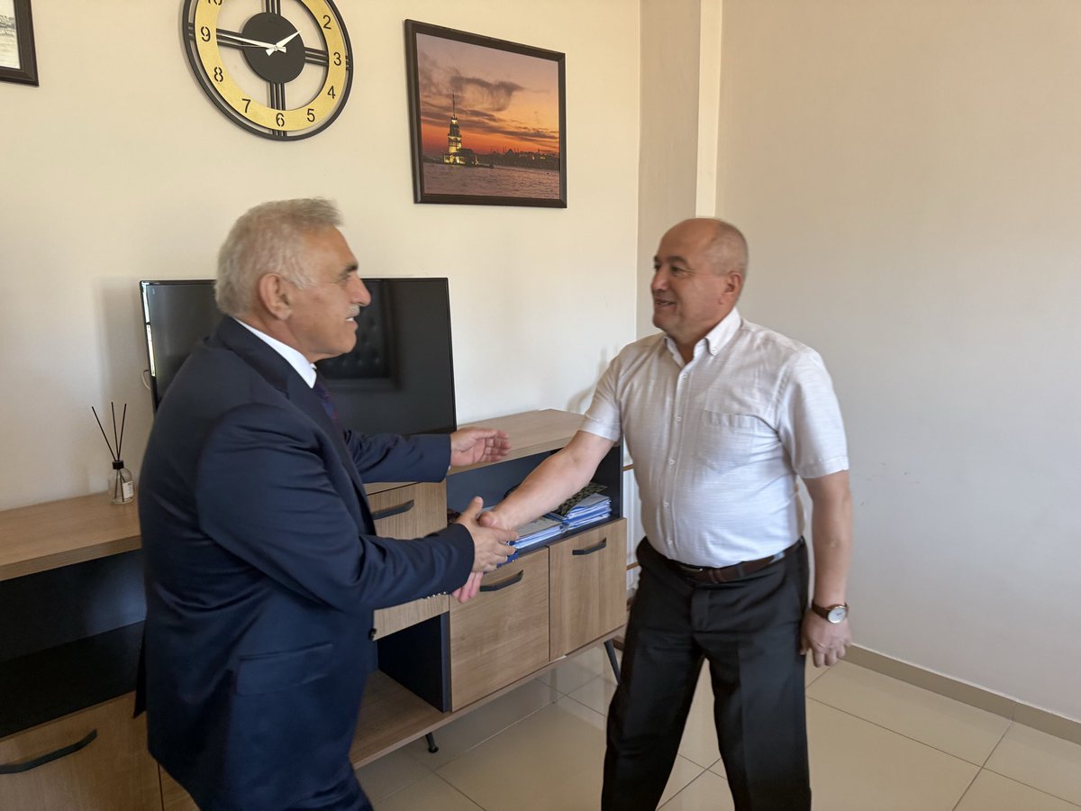 aliinci_54's tweet photo. 📍 #Geyve

Geyve Kaymakamımız Sayın Çağlar Tekin’i; İl Başkan Yardımcımız Enes Serdar, İlçe Başkanımız Hasan Çetinkaya, Kadın Kolları Başkanımız Aynur Gökdemir ve kıymetli teşkilat mensuplarımızla birlikte makamında ziyaret ettik.

Kaymakamlık binamızda hizmet veren kamu kurumlarımızın müdürleri ve personelleriyle de bir araya gelerek yürütülen çalışmalar hakkında bilgi aldık, Geyve’mize yönelik talep ve ihtiyaçlar üzerine değerlendirmelerde bulunduk.

Nazik misafirperverlikleri için Sayın Kaymakamımıza, kurum müdürlerimize ve görevlerinin başında özveriyle çalışan tüm personelimize teşekkür ediyor, çalışmalarında kolaylıklar diliyorum.

Geyve’mizi seviyor, Geyveli hemşehrilerimiz için çalışmaya devam ediyoruz. 🇹🇷