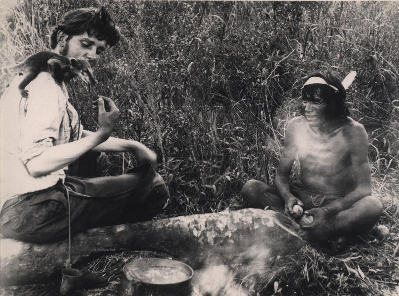 tkapler's tweet photo. Zabil jaguára nožem, přivezl Indiána do Prahy a kmen zachránil projímadlem. Úžasný život českého Indiana Jonese

Vojtěch Frič se narodil přesně před 144 lety (8. září 1882) do vážené rodiny právníka a náměstka pražského primátora. Jméno Alberto, pod kterým ho dnes zná celý svět, tehdy ještě nenosil – začal ho používat až mnohem později v Jižní Americe. Důvod byl čistě praktický: jeho původní české jméno se místním obyvatelům ve španělštině i portugalštině zkrátka vyslovovalo jen s obtížemi.

Jeho dobrodružný životní příběh přitom začal rafinovanou klukovskou pomstou. Na přelomu 19. a 20. století existovala v Praze takzvaná potravní daňová hranice, kde se platily poplatky z dovážených surovin. Jistý strážník měl ve zvyku mladého Vojtěcha pravidelně šikanovat a prohledávat mu kapsy, zda nepašuje nezdaněná vajíčka. Chlapec si proto jednou do kapsy schoval mimořádně pichlavý kaktus. Když strážník sebevědomě sáhl dovnitř, zařval bolestí a dal chlapci navždy pokoj. Rostlina na okenním parapetu následně vykvetla a z improvizované zbraně se stala celoživotní vášeň.

Už v patnácti letech si dopisoval s předními evropskými botaniky jako rovný s rovným, aniž by kdokoli z nich tušil, že čte dopisy studenta reálky. Když mu pak v únoru 1900 celá sbírka poprvé pomrzla, učinil zásadní rozhodnutí: novou si nasbírá sám. Přímo v divočině.

S nožem proti jaguárovi a život bez obočí

V květnu 1901 odcestoval necelých devatenáct let starý mladík do brazilského Mato Grossa. Na americkém kontinentu měl nakonec strávit celkem dvanáct let. Zelené peklo ho podrobilo zkoušce okamžitě. Znenadání na něj zaútočil jaguár a nedal mu čas chopit se pušky. Nastal boj zblízka, při němž Frič šelmu ubodal vlastním loveckým nožem. Přežil a pro místní Indiány se rázem stal legendou – uctívaným mužem, jemuž dali jméno Karaí Pukú neboli Dlouhý lovec.

Rychle pochopil krutou realitu tehdejší doby: kaktusy drancování bělochů přežijí, domorodci nikoli. Odložil herbáře a začal žít s kmeny v oblasti Gran Chaca. Místní obyvatelé Friče nejen tolerovali, ale přijali ho mezi sebe. Bytostně se totiž cítil mnohem lépe v džungli než v tehdejší pokrytecké pražské smetánce. Sám to později vystihl slavným postřehem: „Šel-li jsem navštívit ministra nebo prezidenta jihoamerických republik, oblékl jsem si frak. Chce-li ale cestovatel pochopit člověka divočiny, musí odložit šaty, oholit brvy a obočí, stát se jedním z nich…“

U Čamakoků, kteří sami sebe nazývají Išir, se sblížil s dívkou jménem Lorai – Černou kachnou. Narodila se jim dcera Hermína, o jejíž existenci neměla česká větev rodiny téměř sto let žádné tušení.

Z pralesa do pražských hospod

V roce 1908 Frič zjistil, že jeho milované Čamakoky decimuje neznámá choroba provázená krvácením ze střev a fatálním vysílením. Lékaři v paraguayském Asunciónu si nevěděli rady. Frič se proto odhodlal k nevídanému kroku: vzal náčelníkova syna Čerwuiše Piošáda Mendozu s sebou do Evropy.

Čerwuiš, kterého Pražané záhy překřtili na Červíčka, bydlel s Fričem v Náplavní ulici a stal se společenskou senzací. Chodil na pivo, poznával pražskou bohému a traduje se, že se jednou pokusil hodit dotěrného strážníka do Vltavy. Fascinoval rovněž spisovatele Jaroslava Haška, který o něm v roce 1913 napsal povídku „Indián a pražská policie“.

Nejpodstatnější však bylo, že kmen nezachránily drahé léky, nýbrž laboratorní mikroskop. Pražský student biologie našel v Čerwuišově stolici parazitické měchovce. K vyléčení postačilo silné projímadlo. Zásilka účinného léku putovala zpět za oceán a epidemie ustala.

Boj za práva domorodců a pokusy na vlastním těle

Z Friče se stal neúnavný obhájce práv původních obyvatel. Na mezinárodním amerikanistickém kongresu otevřeně vystoupil proti honům na lidi a novodobému otroctví. Kampaň, kterou rozpoutal, přispěla v roce 1910 ke vzniku brazilského vládního úřadu pro ochranu domorodců. Sestavil slovníky šestatřiceti domorodých jazyků a pořídil stovky unikátních fotografií. Své zážitky z divočiny později zpracoval do populárních knih pro mládež, jako byly tituly Strýček indián či Dlouhý lovec, jimž vizuální nesmrtelnost vtiskly ilustrace Zdeňka Buriana. Zatímco většina jeho rozsáhlých etnografických sbírek skončila v New Yorku a Petrohradu, v Praze jejich cenné zlomky dodnes uchovává Náprstkovo muzeum.

Po návratu do vlasti vybudoval v košířské vile Božinka chloubu tehdejší botaniky – sbírku čítající přes čtyřicet tisíc kaktusů. V mezinárodním botanickém rejstříku dodnes platí oficiální autorská zkratka „Frič“ a nejprestižnější ocenění pro pěstitele nese název Zlatý Alberto.

Jeho terénní výzkum často překračoval zavedené hranice. Kolegy z oboru například ohromil i zahanbil zároveň, když přímo v centrální botanické zahradě v Mexiku popsal druh kaktusu považovaný akademiky za dávno vyhynulý – denně kolem něj bez povšimnutí procházeli. Frič šel ve výzkumu až na dřeň: zkoumal narkotické účinky vzácných sukulentů a neváhal je zkoušet sám na sobě. Zjistil například, že určité druhy spolehlivě potlačují závratě, což následně využíval při výstupech na andské srázy v nadmořských výškách přes 5 000 metrů. Později se s vizionářským zápalem věnoval také genetice a experimentálnímu křížení rostlin.

Během druhé světové války však kvůli nedostatku topného uhlí jeho skleníková sbírka pomrzla – už podruhé v životě. Podobné ztráty prožíval opakovaně; kdysi mu celníci při zimní kontrole na hranicích otevřeli přepravní bedny a nechali choulostivé rostliny zasypat sněhem. V roce 2005 pak byla definitivně srovnána se zemí i samotná vila Božinka.

Smrt, které šlo předejít

Cestovatel, který přežil útok dravé šelmy i zákeřné tropické infekce, nakonec podlehl banálnímu zranění. Na konci listopadu 1944 se doma u králíkárny škrábl o rezavý hřebík a v pražské nemocnici Na Bulovce u něj propukl tetanus. Frič ošetřujícím lékařům marně navrhoval, aby ke zmírnění smrtících křečí aplikovali kurare – šípový jed, který dobře znal z pralesa. Přestože britský lékař George Harley již v roce 1850 experimentálně doložil účinek kurare při tlumení tetanických křečí, tuzemští lékaři odmítli svěřit léčbu látce z jihoamerické džungle.

Alberto Vojtěch Frič zemřel 4. prosince 1944 na onemocnění, kterému moderní medicína dokázala předcházet. Vědcem však zůstal do poslední chvíle – ještě v agónii diktoval ošetřovatelkám průběh svých symptomů se slovy, že tak činí ve prospěch vědy a lidstva.

Pokračování příběhu v novém tisíciletí

Fričův odkaz však jeho úmrtím neskončil. Když v roce 2000 čeští dokumentaristé objevili v Paraguayi jeho dceru Hermínu (jež se dožila úctyhodných 104 let) a na dvě stě pokrevních příbuzných, založili manželé Pavel a Yvonna Fričovi spolek Checomacoco. Z veřejné sbírky v Česku pořídili v roce 2006 pro kmen sto čtyřicet krav a tři plemenné býky. Stádo si domorodci po čtyřech letech rovným dílem rozdělili.

Tradice českého kaktusářství, kterou Frič spoluzakládal, má dnes i stinné stránky (například v únoru 2026, kdy brazilská policie v São Paulu zadržela české kaktusáře, mezi nimi i bývalého předsedu oborové společnosti, se stovkami pašovaných rostlin). Zásadní rozdíl však spočíval v tom, že Frič prodával přebytky výhradně proto, aby financoval další vědecké expedice. Přírodu nedrancoval; s lidmi, v jejichž domovině sbíral, v plném respektu žil.

Pouto, jež v jihoamerické divočině před více než stoletím vzniklo, tak nakonec přetrvalo vilu, unikátní kaktusovou sbírku i státní zřízení, v němž se Dlouhý lovec narodil.

Znali jste příběh Alberta Vojtěcha Friče? Máte doma kaktus nebo znáte někoho, kde je vášnivě pěstuje?  Každý den sem píšu několik poutavých příběhů z vědy a přírody, nezapomeňte kliknout na tlačítko Sledovat u @tkapler, ať vám neunikne ten příští. A pomozte prosím články šířit - dejte u nich Sdílet a Like, ať se s nimi mohou seznámit i další. Díky